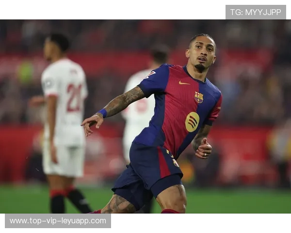 巴萨连续传递渗透到禁区，拉菲尼亚射门偏出