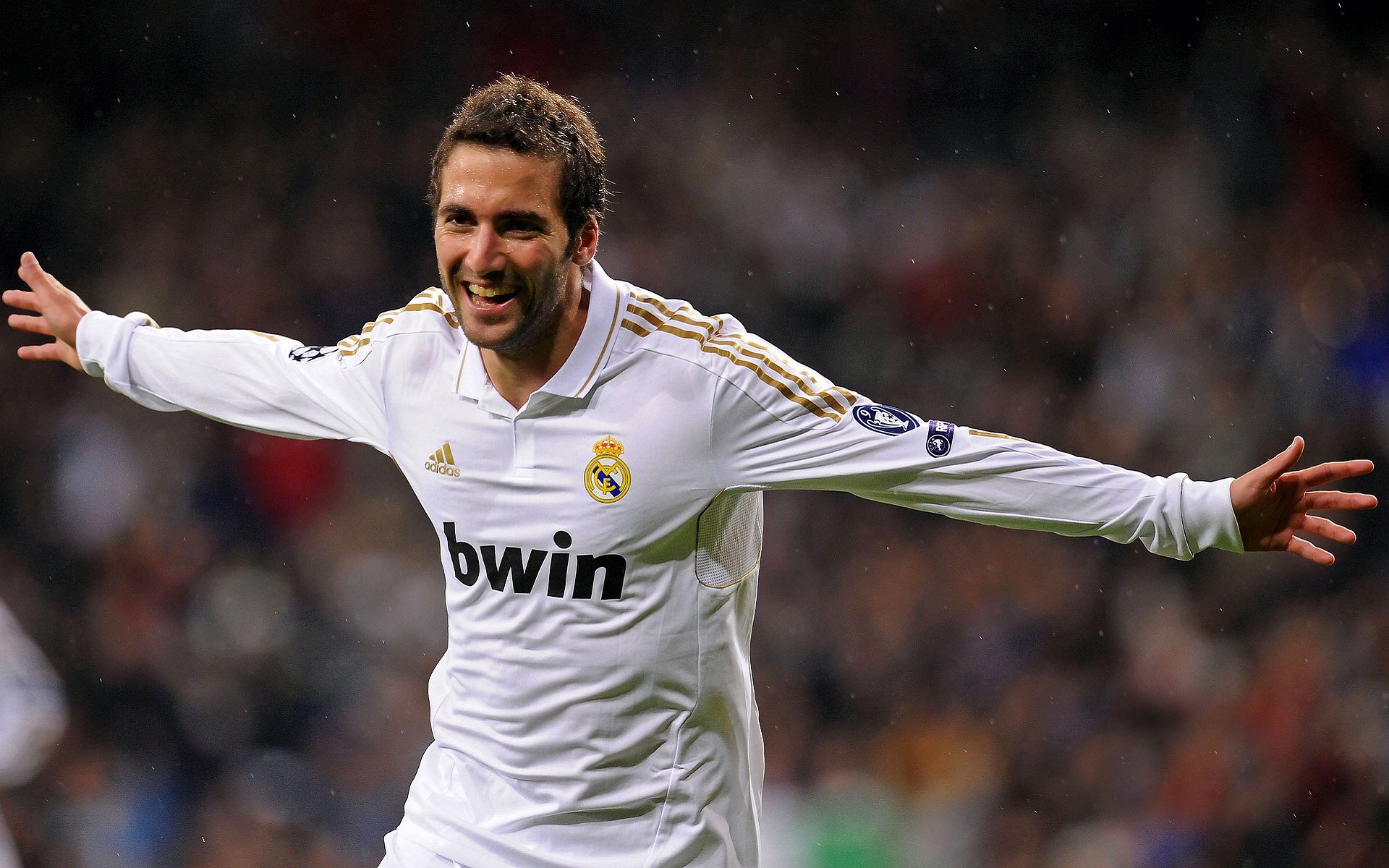 球员家庭温情故事引网友共鸣，足球球星家境